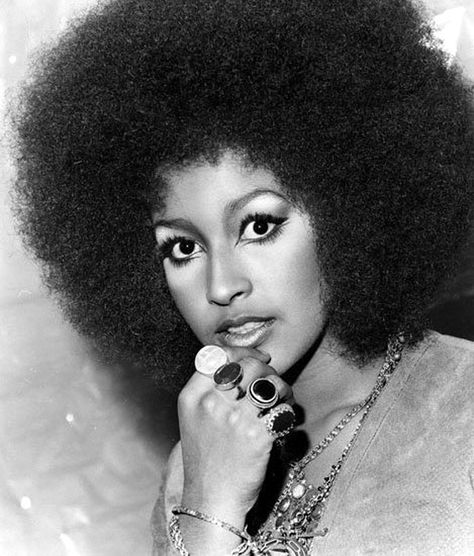 Folkestone Kent, Marsha Hunt, 70s Black Women, Musical Hair, 60s Makeup, 70s Makeup, Retro Makeup, Toni And Guy, American Hairstyles