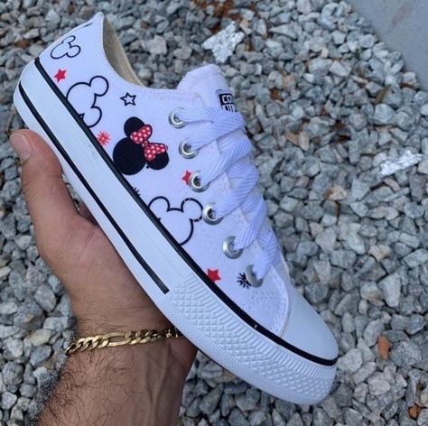 Disney Shoe Designs, Disney Painted Shoes Diy Easy, Disney Shoes Diy, Diy Disney Shoes, Painted Disney Shoes, Disney Painted Shoes, Personalized Converse, Disney Converse, Mickey Shoes