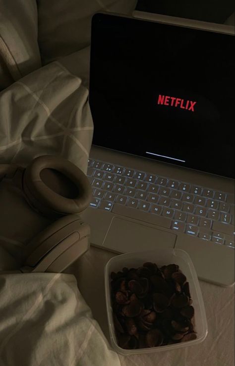 Netflix On Computer Aesthetic, Laptop Netflix Aesthetic, Movie Laptop Aesthetic, Movie On Laptop Aesthetic, Netflix Aesthetic Laptop Night, Film Night Aesthetic, Netflix On Laptop, Watching Netflix Aesthetic, Netflix And Chill Aesthetic Night