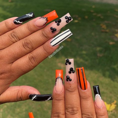 Adrianna 🥀 on Instagram: “Disney Halloween Nails🎃🖤 Nailed by: @acrylicsbyadrii #nails #acrylicnails #nailsofinstagram #nailsoftheday #nailart #explore…” Nail Designs Orange, Nails With Stripes, Disney Halloween Nails, Halloween Nail Ideas, Minnie Mouse Nails, Glitter Nails Acrylic, October Nails, Cute Acrylic Nail Designs, Coffin Shape Nails