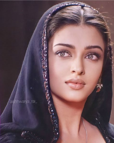 Indian Makeup Looks, Aishwarya Rai Pictures, Instagram Movie, Beauty Hacks Lips, Lips Drawing, Indian Makeup, Face Photography, Indian Aesthetic, Aishwarya Rai