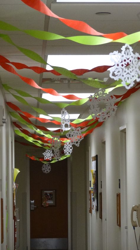 Holiday decorations for my dorm: red and green streamers with paper snowflakes = cute & cheap!! Christmas Party Classroom Decorations, Christmas Diy Ceiling Decorations, Diy Office Door Christmas Decorations, Chrismass Decore Ideas School, Streamer Decorations Christmas, Work Hallway Christmas Decorations, Easy Work Christmas Decorations, Ceiling Christmas Decorations Diy, Hospital Holiday Decorations