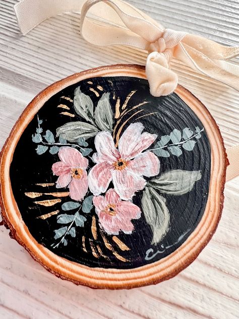 Flower Wood Painting, Flower Painting On Wood, Painting Ornaments, Christmas Diy Wood, Floral Ornaments, Wood Slice Art, Dark Art Tattoo, Painted Christmas Ornaments, Art Sites