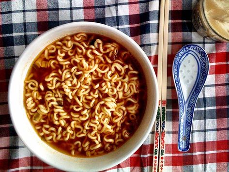 Ramen Noodle Ideas, Ramen Upgrade, Instant Ramen Recipes, Ramen Ideas, Noodles Healthy, Noodle Ideas, Noodle Hacks, Ramen Hacks, Salad Add Ins