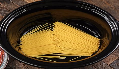 Break noodles into a slow cooker and in 5 easy steps have a meal the family will devour Noodles In Crockpot, Fresh Meatballs, Ww Pasta, Crockpot Spaghetti, Eggplant Pizzas, Slow Cooker Spaghetti, Spaghetti Meatballs, Plain Bread, Meatball Ingredients