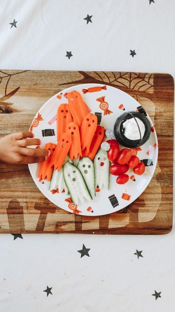 Cucumber Halloween Snack, Halloween Veggie Tray For Kids, Halloween Veggie Cups, Spooky Veggie Platter, Baby Halloween Treats, Halloween Cucumber Ideas, Ghost Fruit Skewers, Spooky Veggies, Spooky Veggie Tray