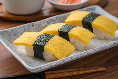 Tamago Sushi Recipe, Tamago Nigiri, Tamago Sushi, Egg Sushi, Cooking Techniques Basic, Sushi Guide, Japanese Egg, Breakfast Cocktails, Sushi Japanese