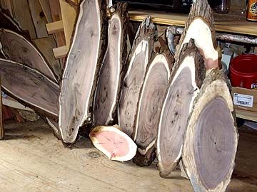 How to Limit Cracking when Drying Wood Discs Drying Wood Slices, How To Dry Wood Slices, Log Furniture Ideas, Log Slice, Log Slices Ideas, How To Dry Wood, Log Projects, Rustic Log Furniture, Wood Turning Lathe