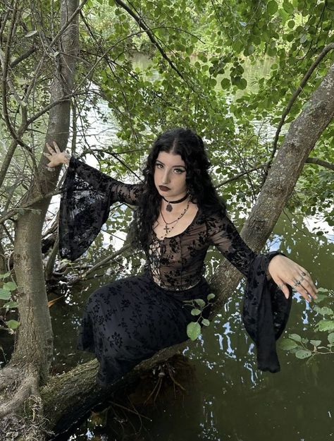 Witchy Cottage Core Aesthetic Outfit, Witch Photoshoot Outfit, Dark Cabaret Fashion, Gothic Witch Fashion, Dark Moody Outfits, Witches Photoshoot Ideas, Gothic Autumn Outfit, Fall Gothic Outfits, Whimsigoth Photoshoot