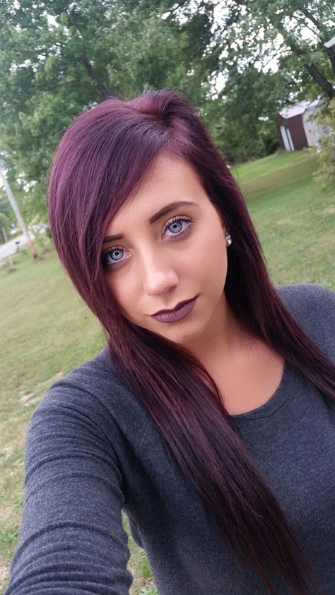 Purple hair blue eyes and dark lips. Love love love! Purple Hair Blue Eyes, Dark Plum Hair Color, Dark Plum Hair, Hair Color Plum, Hair Pale Skin, Dark Purple Hair, Plum Hair, Olive Skin Tone, Olive Skin