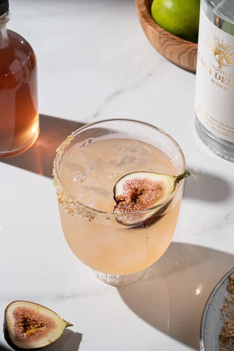 Let me teach you how to create and the exquisite homemade fig syrup and cocktail that elevates this Vanilla Fig Margarita. Fig Margarita, Fig Liqueur, Tequila Drinks Recipes, Fig Syrup, Vanilla Liqueur, Limoncello Cocktails, Drink Recipies, Cilantro Lime Shrimp, Prosecco Cocktails