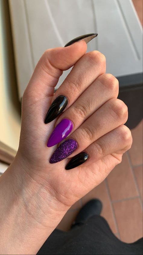 October Nails Purple And Black, Purple And Black Gel Nails Ideas, Purple Black Glitter Nails, Black With Purple Glitter Nails, Black Nails Purple Glitter, Black Glitter Nails Halloween, Nail Black And Purple, Purple Black Nails Acrylic, Halloween Nails With Purple