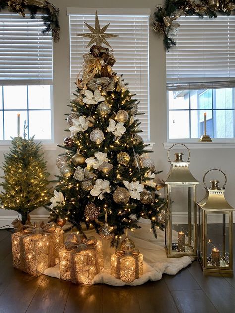 Christmas Tree Themes White And Gold, White Gold Christmas Tree Decorations, White And Gold Tree Decorating Ideas, Christmas Tree Cream And Gold, Christmas Tree Gold Silver White, Simple White And Gold Christmas Tree, White Gold Champagne Christmas Tree, Christmas White And Gold Decorations, Christmas Trees White And Gold