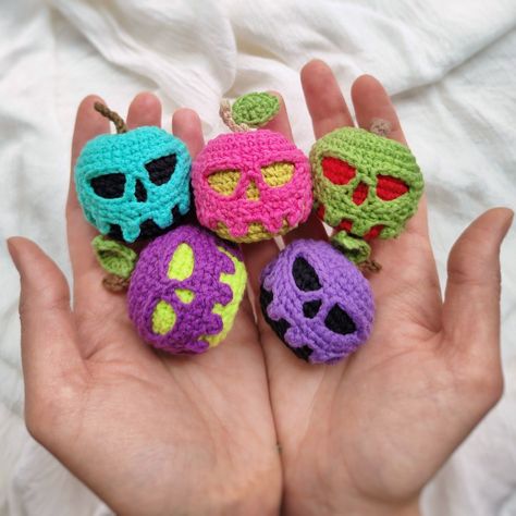 Crochet a Poisoned Apple Keychain: Free Pattern Crochet D20, Crochet Buddies, Crocheted Halloween, Apple Keychain, Crochet Pour Halloween, Poisoned Apple, Crochet Keychains, Crochet Skull, Crochet Unique