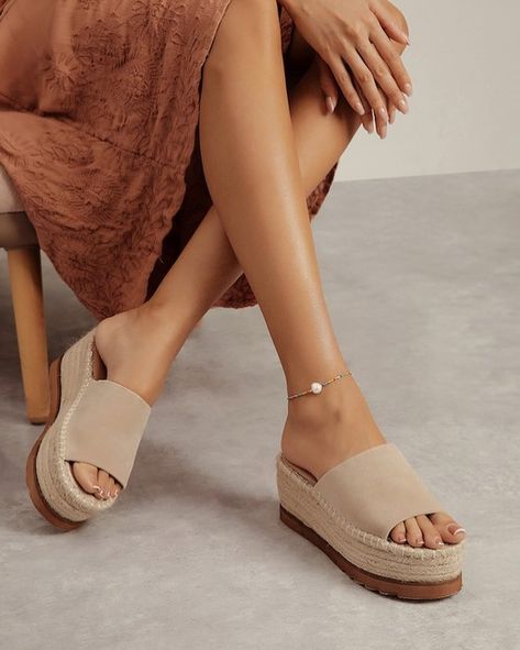 Elevate your summer style with EVA Espadrille Platform Sandals. Designed to enhance your silhouette while ensuring all-day comfort, these sandals embody effortless elegance. 🌞👡 #miim #miimshoes #explorepage #sandals #styleinspiration #elegant #shoes #womenshoes #summervibes #effortlesschic Espadrilles Platform, Platform Espadrilles, Elegant Shoes, Effortless Chic, Platform Sandals, Summer Style, High Heel, Espadrilles, Leather Upper