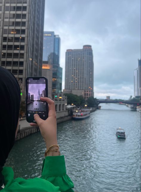 #aesthetic #hijabi #fashion #city #pictire #chicago #travel Aesthetic Hijabi, Chicago Girls, Chicago Trip, Chicago Winter, Fashion City, Chicago Travel, Hijabi Aesthetic, Winter Photo, Hijabi Girl