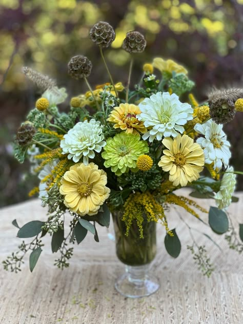 Wedding Flowers Zinnias, Zinnia Tablescape, Zinnia Arrangements Floral Design, Dahlia Arrangements Floral Design, Market Bouquets Fresh Flowers, Zinnia Flower Arrangements, Zinnia Arrangements, Garden Flower Bouquet, Bouquet Recipes