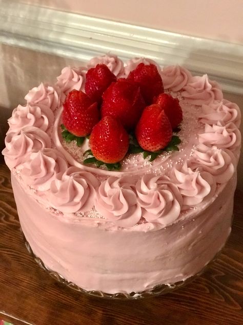 GF vanilla cake with strawberry roses Pink Strawberry Cake, Strawberry Vintage Cake, Vanilla Strawberry Cake Aesthetic, Aesthetic Cake With Strawberries, Vanilla Strawberry Cake Design, Vintage Cake Strawberries, Strawberry Cake Aesthetic Pink, Heart Cake Design, Victorian Cakes