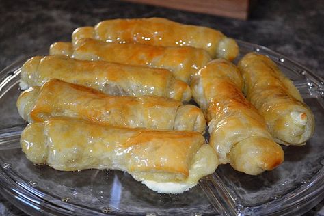 Quesitos | Flickr - Photo Sharing! Stuffed Puff Pastry, Cuban Desserts, Puerto Rican Cuisine, Puerto Rican Dishes, Puerto Rico Food, Puff Pastry Desserts, Boricua Recipes, Breakfast Pastries, Hispanic Food