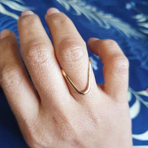 U or V shaped wedding ring worn on right hand's ring finger  by mangalorean married women Simple Vanki Ring Design, V Shape Finger Ring, V Gold Ring, V Shaped Rings For Women, V Rings Gold, V Ring Design, V Shape Ring Gold, Vangi Ring, Vanki Ring Design