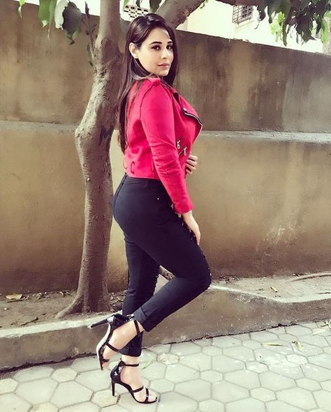 Mandy Takhar, Fashion Sale Banner, Punjabi Models, Friday Mood, Instagram Queen, Female Actresses, Classy Work Outfits, British Actresses, Photography Women