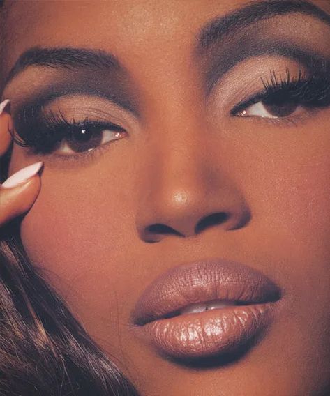 Naomi Campbell Celebrity Style | GRAZIA Magazine | A Celebration Of Kevyn Aucoin Through His Most Iconic Makeup Looks 90’s Makeup, Kevyn Aucoin Makeup, 90s Makeup Look, Mekap Mata, 90s Makeup, Makeup Icons, Smink Inspiration, Kevyn Aucoin, Vintage Makeup