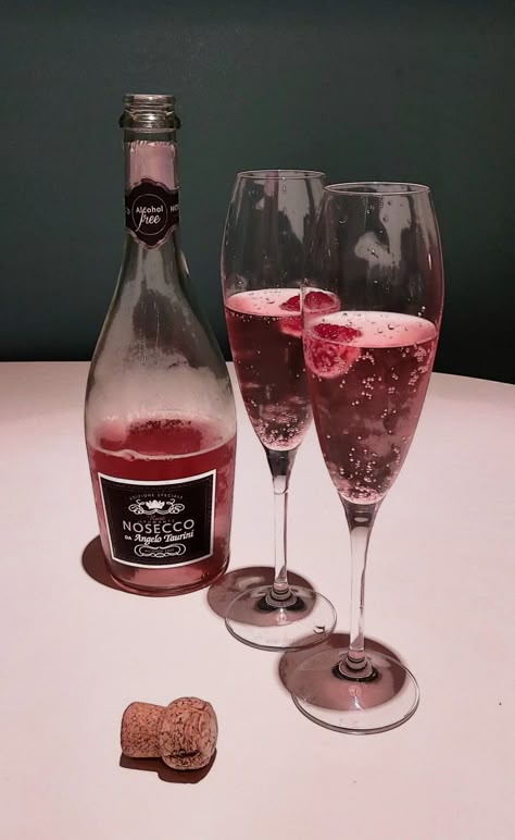 Raspberry Wine, Pink Sparkly Drink, Aesthetic Pink Drink, Pink Moet Champagne, Alcholic Drink Aesthetic Pink, Non Alcoholic Champagne, Moët & Chandon Aesthetic, Expensive Champagne, Pretty Alcoholic Drinks