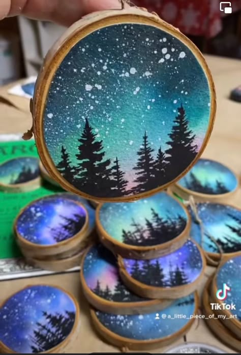 Group Holiday Crafts For Adults, Wood Round Painted Ornaments, Art On Wood Slices, Christmas Art Ideas For Teens, Homemade Painted Ornaments, Wooden Rounds Crafts, Hand Painted Ornaments Diy, How To Paint Christmas Ornaments, Painted Ornaments Wooden