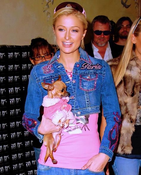 Paris Hilton With Dog, Paris Hilton Chihuahua, Paris Hilton Dog, Paris Hilton Outfits, Paris Hilton 2000s, Paris Hilton, Chihuahua, Ruffle Blouse, Paris