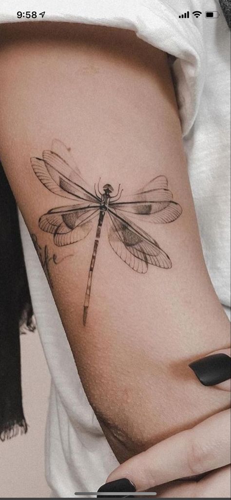 Dragon Fly Back Tattoo Women, Dragonfly Tattoo Design Unique, Dragonfly Tattoo Unique, Dragon Fly Tattoo Back Of Arm, Dragon Fly Knee Tattoo, Dragon Fly Arm Tattoo, Dragonfly Tattoo Placement For Women, Dragon Fly Drawing Sketch, Large Dragonfly Tattoo