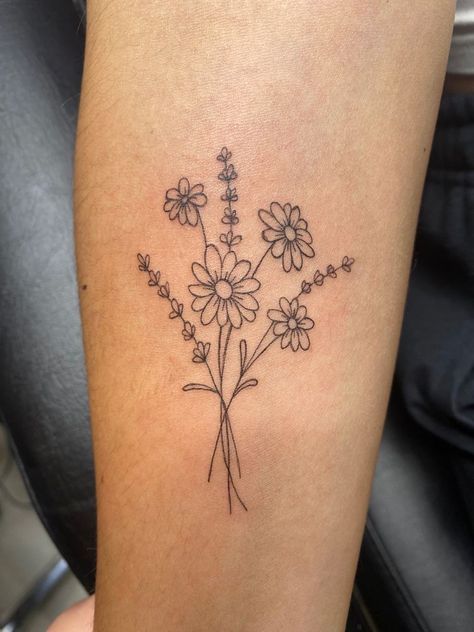 Small Tattoos In Arms For Women, Flower Tattoos For Women Placement, Arm Tattoos Simple For Women, Flower Boquettes Tattoos Simple, Fine Line Flower Tattoos For Women, Simple Wild Flower Tattoo, Non Fine Line Tattoos, Simple Floral Tattoos For Women, Fun Fine Line Tattoos