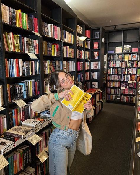 Book Store Picture Ideas, Book Store Outfit Aesthetic, Book Store Instagram Pics, Going On A Walk Outfit, Book Signing Outfit Ideas, Outfit For Library, Book Signing Outfit, Book Store Pictures, Book Shopping Outfit