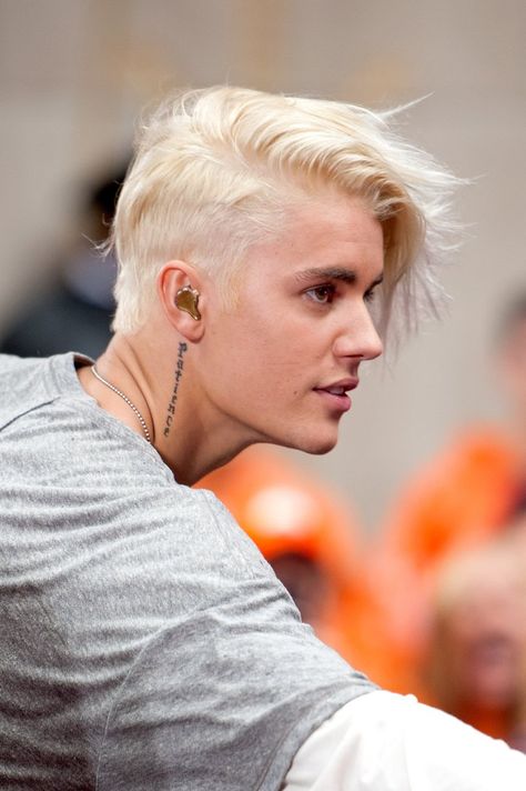 Pin for Later: From "Baby" to Babe: The Evolution of Justin Bieber's Incredible Hair 2015 Surprise! Justin performed on the Today show with a dramatic, platinum-blond mane. Platinum Hair Color, Hair Bleach, Justin Bieber Photos, Honest Beauty, Entertainment Stand, I Love Justin Bieber, Platinum Hair, Love Justin Bieber, Justin Beiber