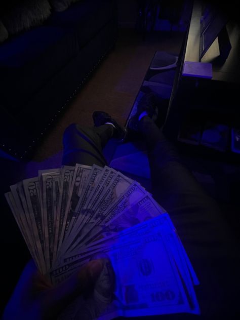 Band Of Money, Money Flex Aesthetic, Money Flexing, Bands Money, Money Flex Video, Flexing Money, Hard Aesthetic, Tiktok Pfps, Trading Motivation