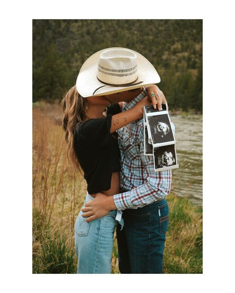 Gender Announcement Photoshoot, Western Baby Announcement Photos, Cowboy Pregnancy Announcement, Western Baby Announcement Ideas, Pregnancy Announcement Western, Western Baby Announcement, Country Pregnancy Announcement, Western Pregnancy Announcement, Country Baby Announcement