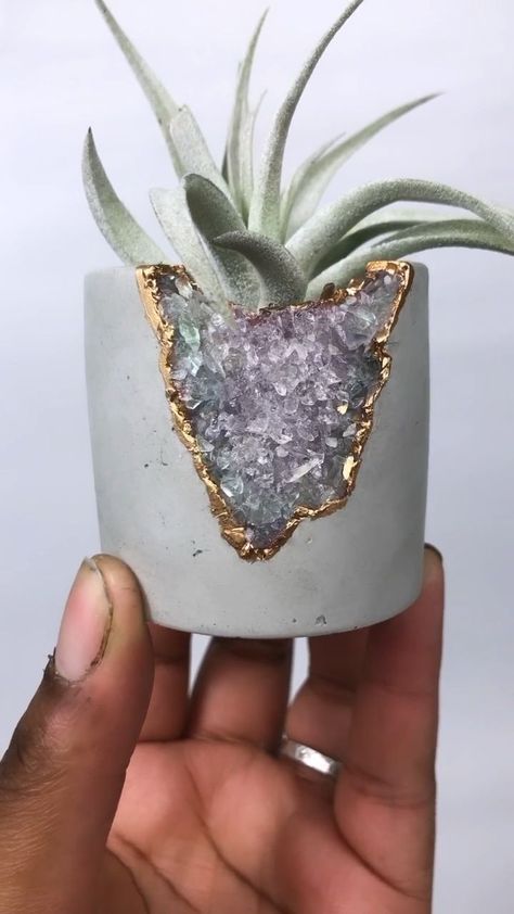 Diy Planters Indoor, Handmade Concrete Planters, Crystals Amethyst, Fluorite Crystals, Cement Diy, Concrete Diy Projects, Cement Art, Handmade Concrete, Real Estat