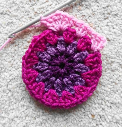 Crochet starburst hexagon pattern tutorial Crochet Starburst, Hexagon Crochet Pattern, Crochet Box, شال كروشيه, Rose Crochet, Crochet Mandala Pattern, Crochet Hexagon, Crochet Circles, Crochet Square Patterns