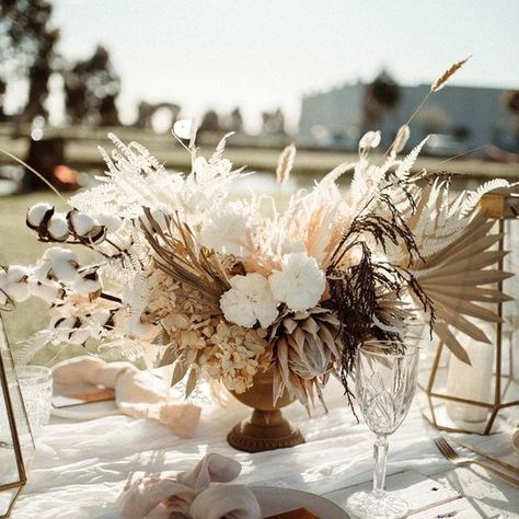 Outdoor Dinner Party, Modern Boho Wedding, Dyed Flowers, Minimalist Dekor, Floral Trends, Outdoor Dinner, Bohemian Bridal, Boho Wedding Inspiration, Neutral Boho