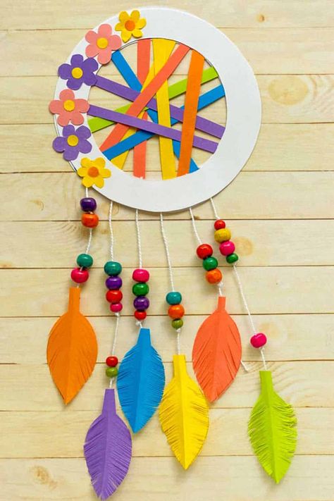 Paper Dream Catcher Diy, Crafts For August For Kids, Indigenous Crafts For Preschoolers, Dream Catcher Preschool Craft, Indigenous Crafts For Toddlers, Toddler Native American Crafts, Indigenous Art Preschool, Dream Catcher Kids Craft, Easy Native American Crafts