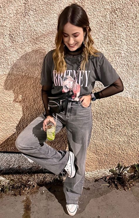 Britney com jeans 💛 Zara Larsson Concert Outfit Ideas, Starbucks Employee Outfit Ideas, T Shirt Festival Outfit, Mesh Top Layering Outfit, Masc Concert Outfits, Look Show Rock, Rock Show Outfit, Arcade Date Outfit, Show Outfit Ideas