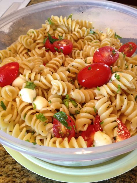 My new Go to Pasta - Rotini Mozzarella "Pearls" Grape Tomatoes Garlic Olive Oil And Fresh Herbs from the Garden .  Can be made ahead and left in the fridge!! served cold or Room temperature.  Voila !! Lunch Recipies, Mozzarella Pearls, Healthy Food Inspiration, Garlic Olive Oil, Alfredo Pasta, Healthy Food Dishes, Healthy Pastas, Lunch Meal Prep, Avocado Recipes