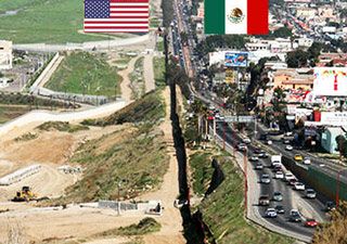 19 Photos Of Places Where Countries Border Border Mexico, Architecture Restaurant, Mexico Border, Concrete Fence, Types Of Fences, Front Yard Fence, Modern Fence, Fence Landscaping, Mexican American