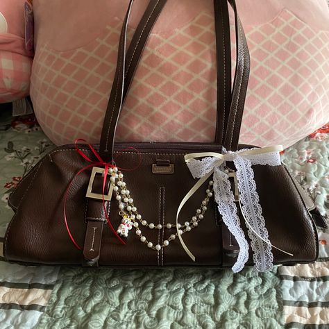 Decorating Purses Ideas, Purse Accessories Ideas, Decorated Purse, Decorated Bag, Jane Birkin Style, Purse Aesthetic, Purse Decorations, Decorated Bags, Aesthetic Bags