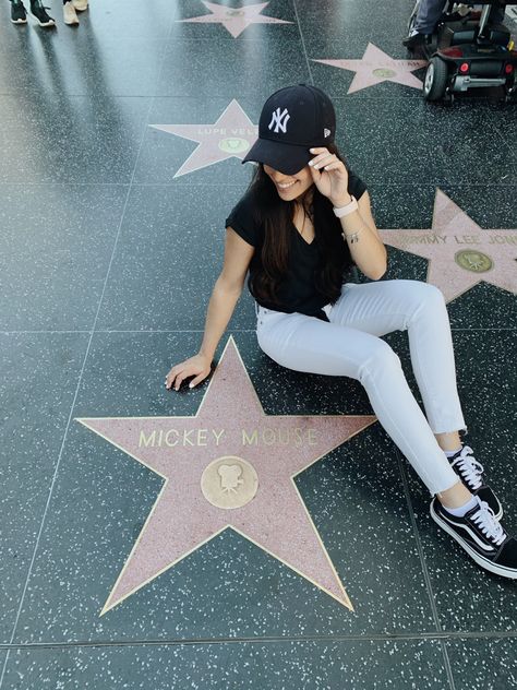 I’m at the Hollywood Walk of Fame sitting on the floor  to Mickey Mouse star. I’m wearing a black tshirt, white jeans, blue NY cap. Pictures To Take In California, Outfit Ideas For Los Angeles, Hollywood Sign Pictures Ideas, Hollywood Walk Of Fame Pictures Ideas, Las Angeles Outfits, Hollywood Picture Ideas, Walk Of Fame Pictures Ideas, Hollywood Walk Of Fame Aesthetic, La Photo Ideas