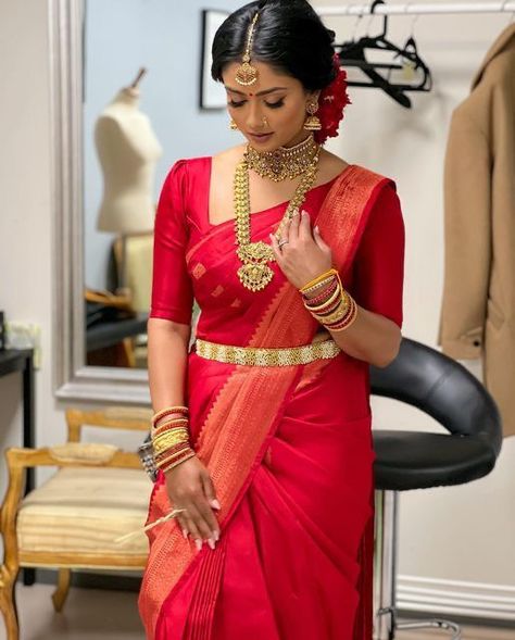 Red Wedding Saree, Kerala Hindu Bride, Red Saree Wedding, Kerala Wedding Saree, Bride Sarees, Tamil Bride, South Indian Wedding Hairstyles, Bridal Ornaments, South Indian Wedding Saree