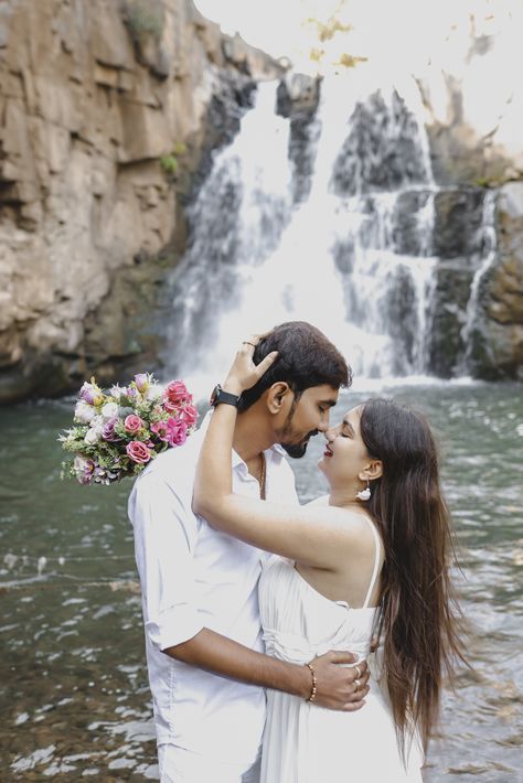 Waterfall Couple Poses, Waterfall Prewedding Shoot, Cupel Pose, Prewedding Minimal, Waterfall Photoshoot Ideas, Creative Couples Photography, Pre Shoot, Pre Wedding Photoshoot Props, Camera Cartoon