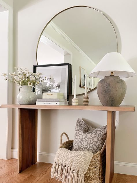 Entry Way Dining Room Combo, Entry Way Table Decor Modern, Entryway Ideas With Mirror, Minimal Entryway, Bedroom Console, Small Entryway Table, Console Table Entryway, Luxe Decor, Console Table Decorating