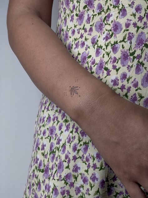 Tiny ornament tattoo on the wrist ♥️ Find more wanna dos on IG: @veintidos.studio Tiny Ornamental Tattoo, Wrist Ornamental Tattoo, Ornamental Wrist Tattoo, Tattoo Pols, Ornament Tattoo, Tattoo On The Wrist, Spanish Tattoos, Fineline Tattoo, Ornamental Tattoo