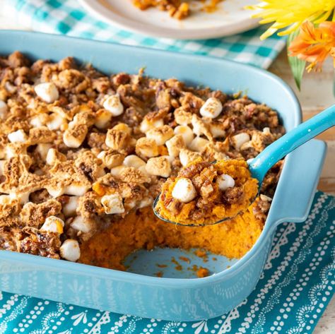 Sweet potato casserole with marshmallow recipe Pioneer Woman Sweet Potatoes, Marshmallow Recipe, Recipe Thanksgiving, Southern Thanksgiving Menu, Southern Thanksgiving, Sweet Potato Recipes Casserole, Crockpot Recipe, Eating Breakfast, Recipes With Marshmallows