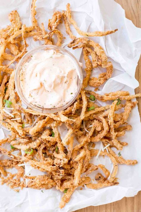 Onion Strings Recipe, Fried Onion Strings, Onion Straws, Broccoli Cheddar Casserole, Fried Onion Rings, Homemade Onion Rings, Onion Strings, Pepper Recipes, French Fried Onions